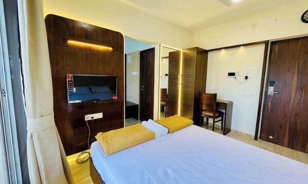 Kandivali East Hotel | Suite room with Kitchen at THE BNB STAY