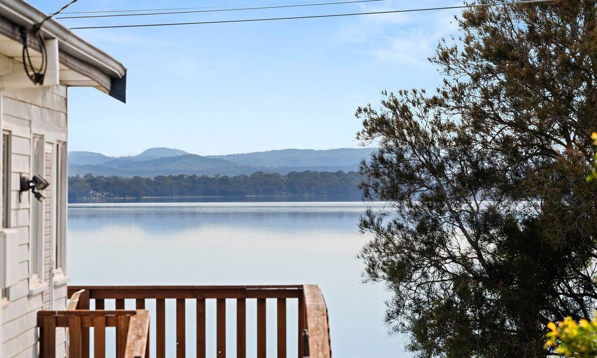 Toukley House | Sunbeam Cottage on the Lake