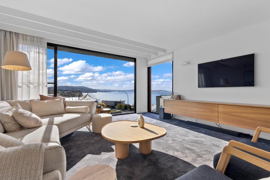 Blackmans Bay House | Suncoast Summer House - Stunning River Derwent Vista