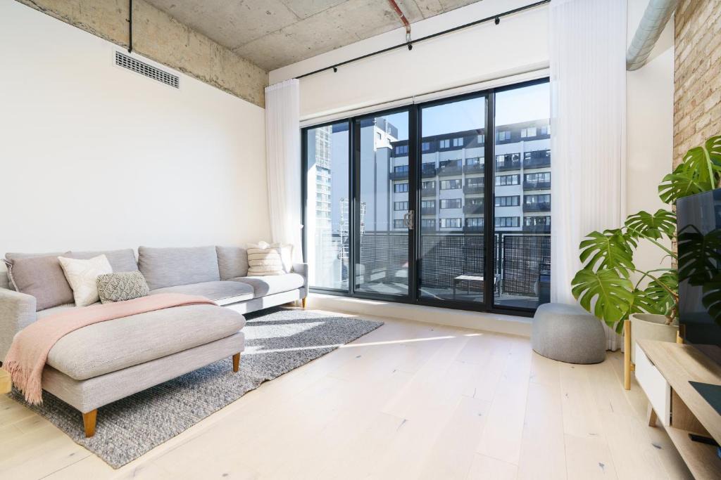 Phillip Apartment | Sunlit 1BR Retreat, Shops and Cafes at Doorstep