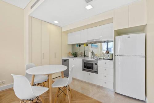 Surry Hills Apartment | Sunny and bright apartment- Self Catering