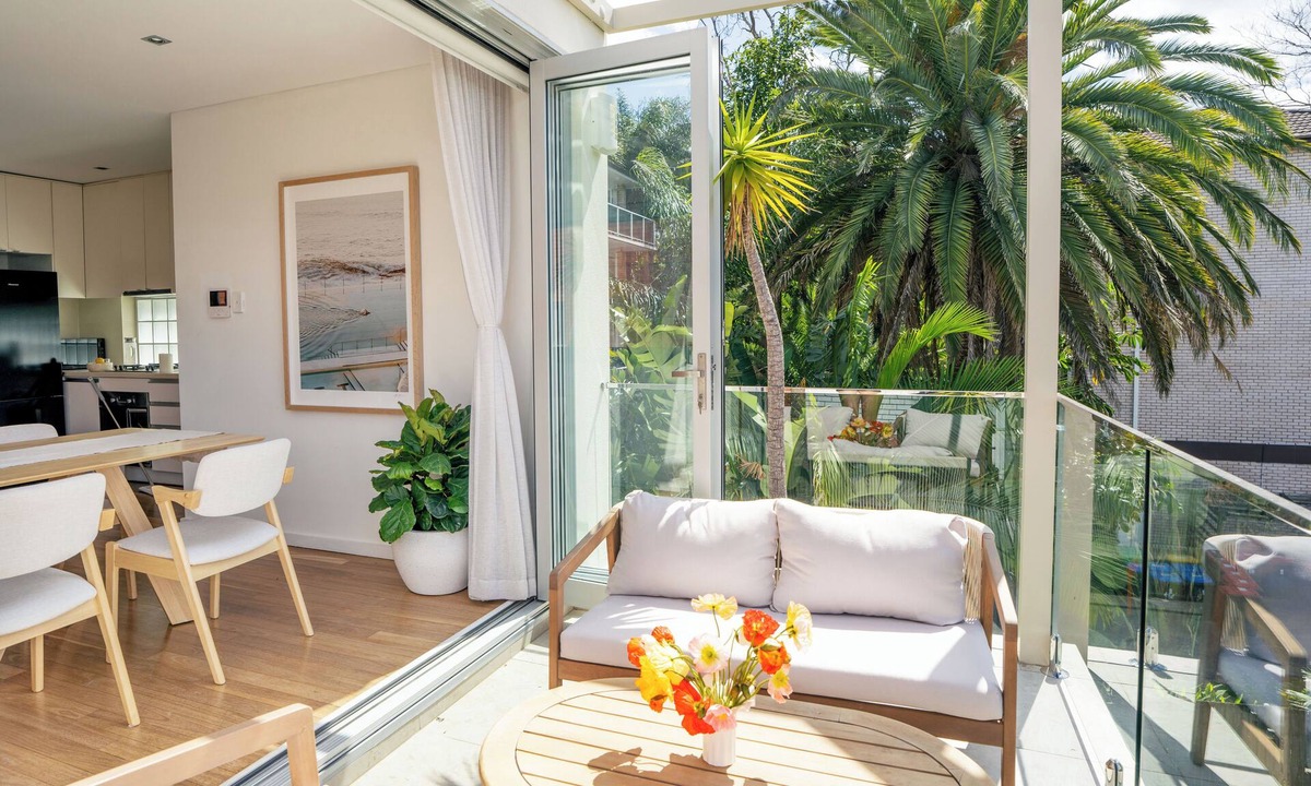 Bondi Beach Apartment | Sunny Bondi Beach Top Floor 2 Bdr with Free Parking