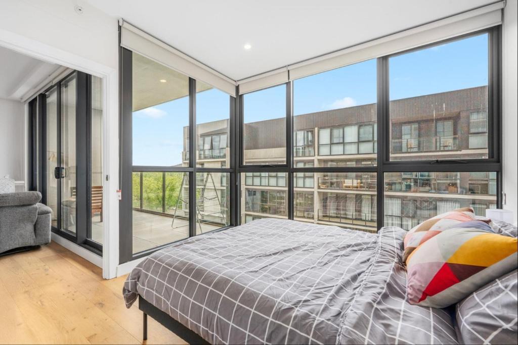 Lyneham Apartment | Sunny & Bright 2BR Retreat with Parking in Lyneham