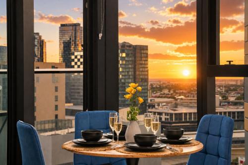 Docklands Apartment | Sunset Luxe 2BR Balcony, Gym, Pool and Sauna