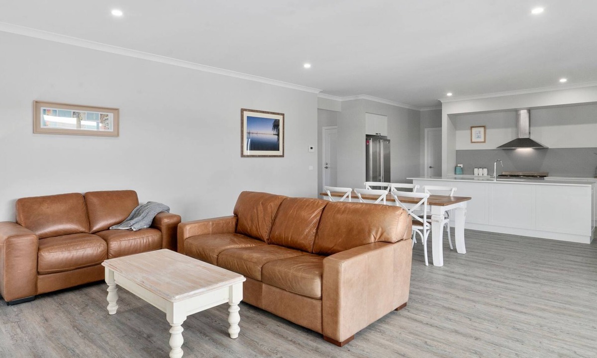 Yarrawonga House | Sunsets by the Lake in Silverwoods Estate