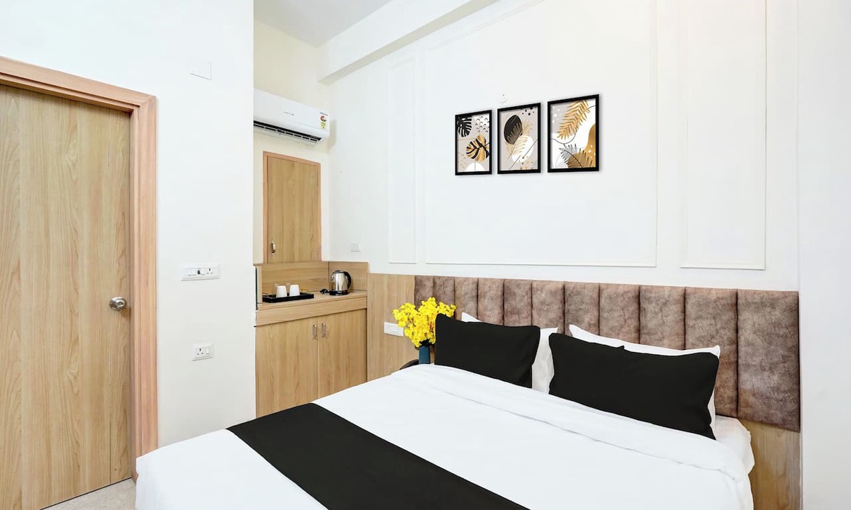 Greater Noida Hotel | Super Collection O Surajpur Chowk