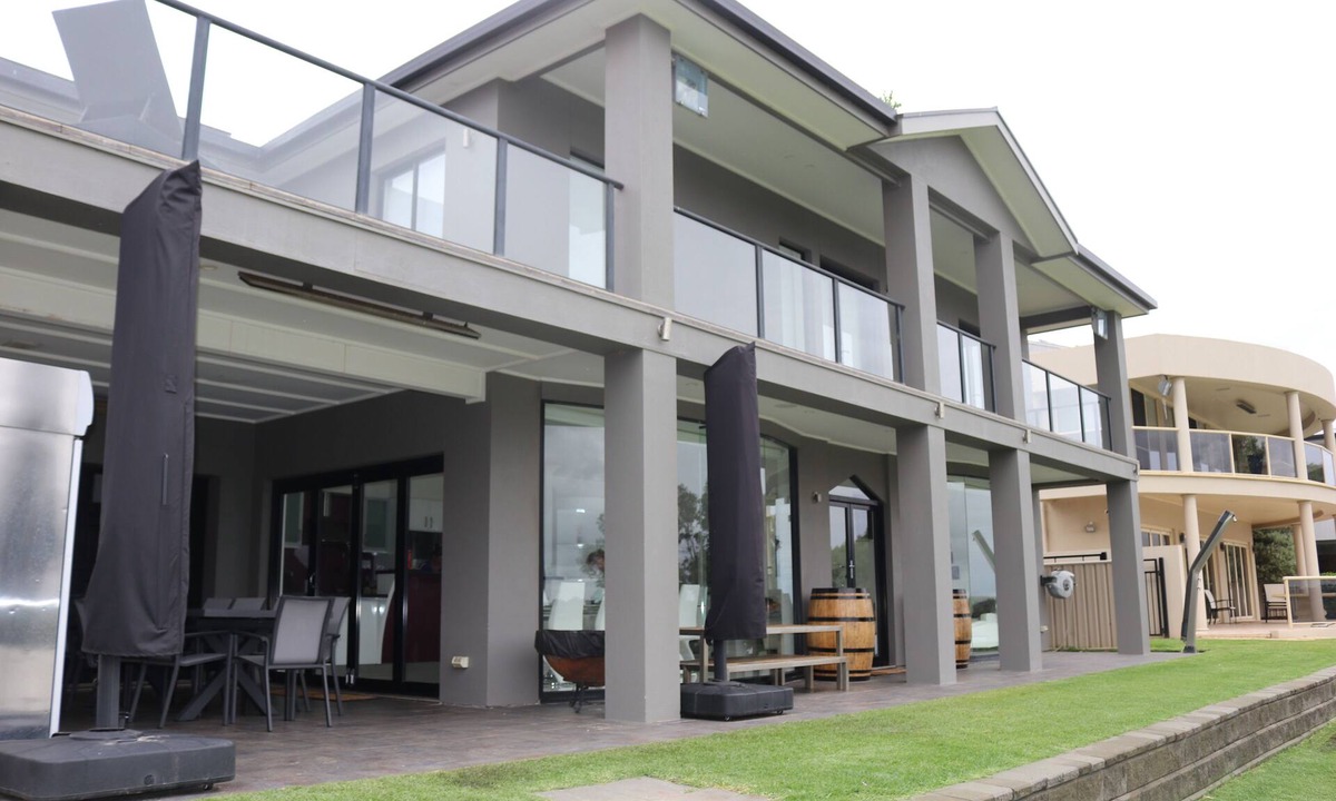 White Sands House | Superb house with direct river access. 10 Guests Shared private pontoon