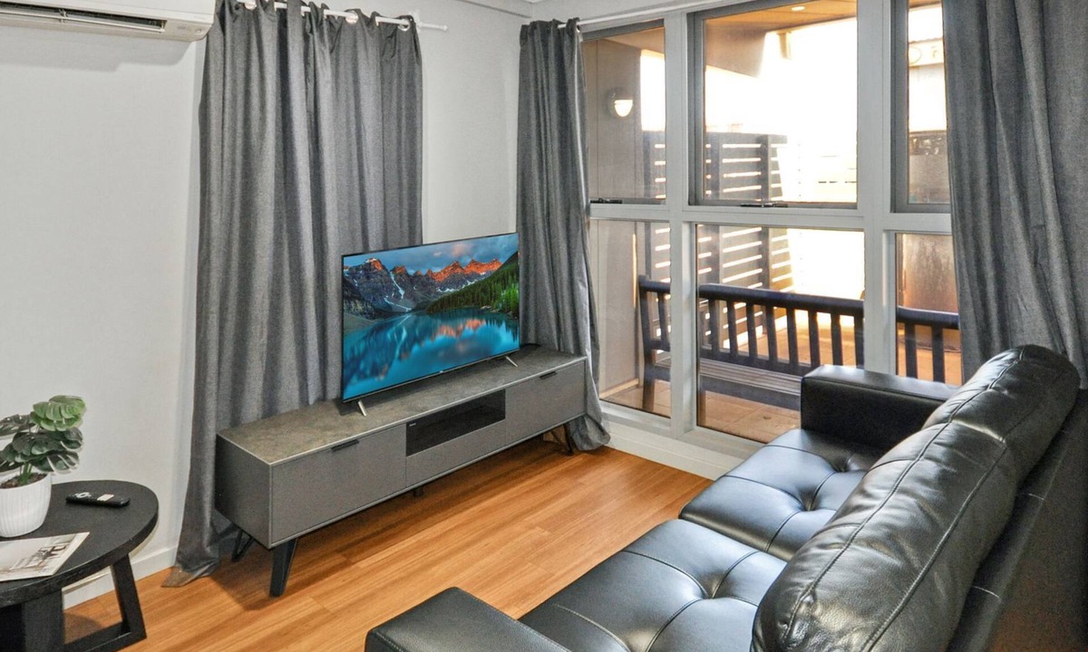 Port Hedland Ski Chalet | Supersized Studio Inexpensive 1x1