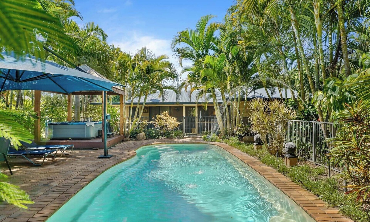 Dundowran Beach Bed & Breakfast | Synergy Beachside Nudist Retreat QB/Hot tub Heated pool private gardens