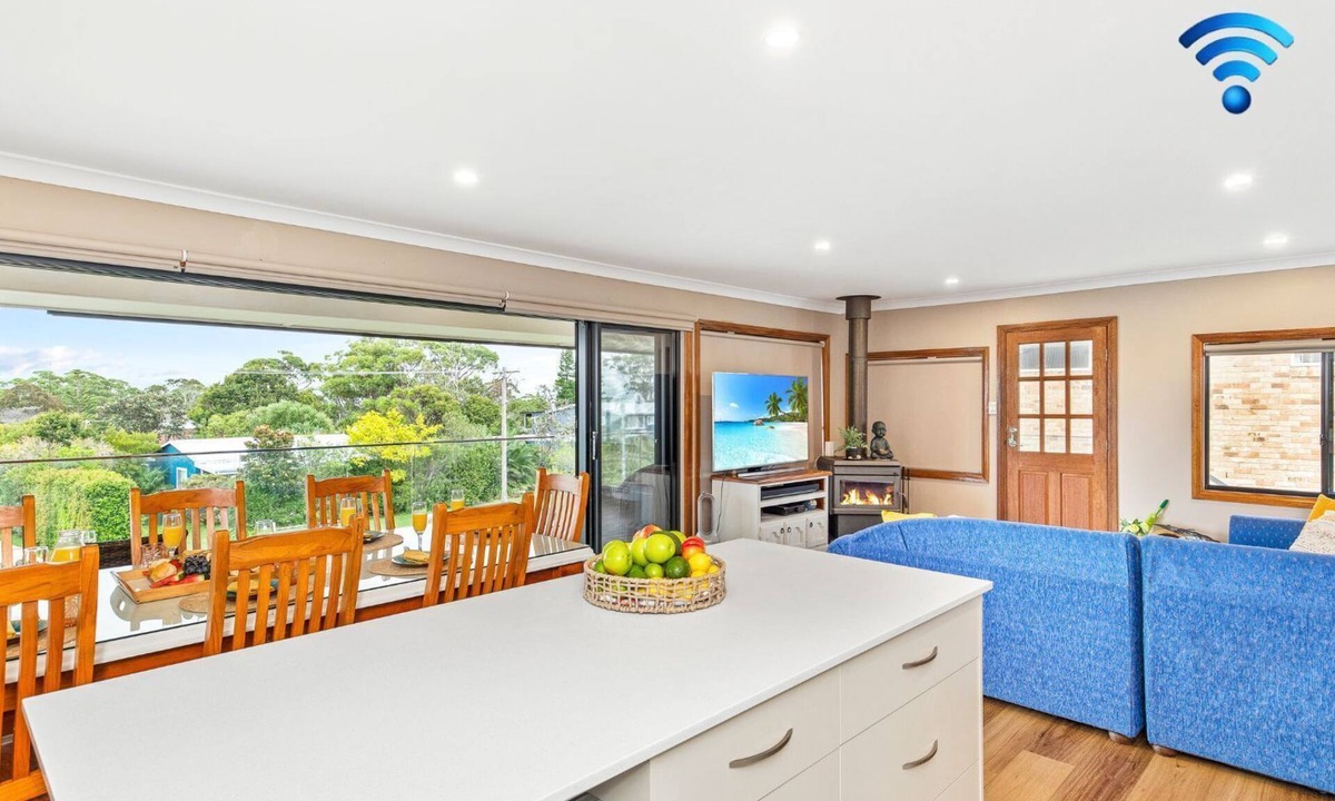 Currarong House | Tanapaser – spacious centrally located home with fireplace