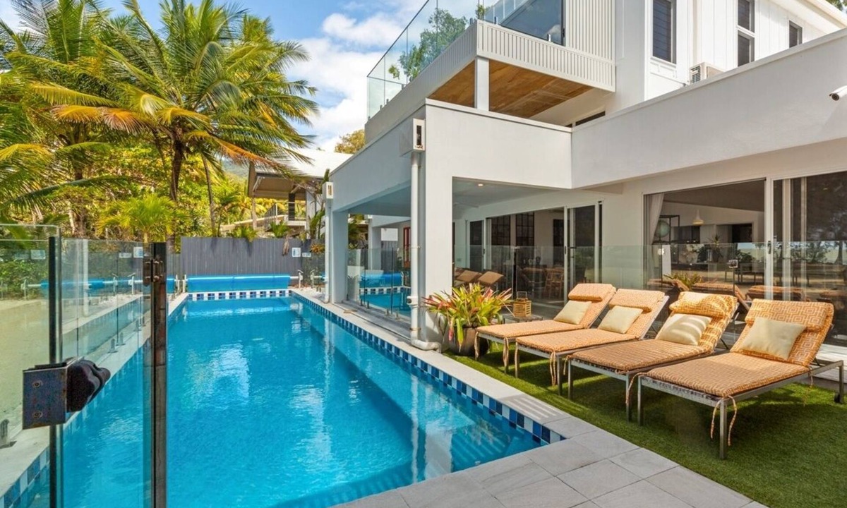 Mowbray House | Tenterfield on Oak is the serene tropical beachfront retreat you have been searching for!
