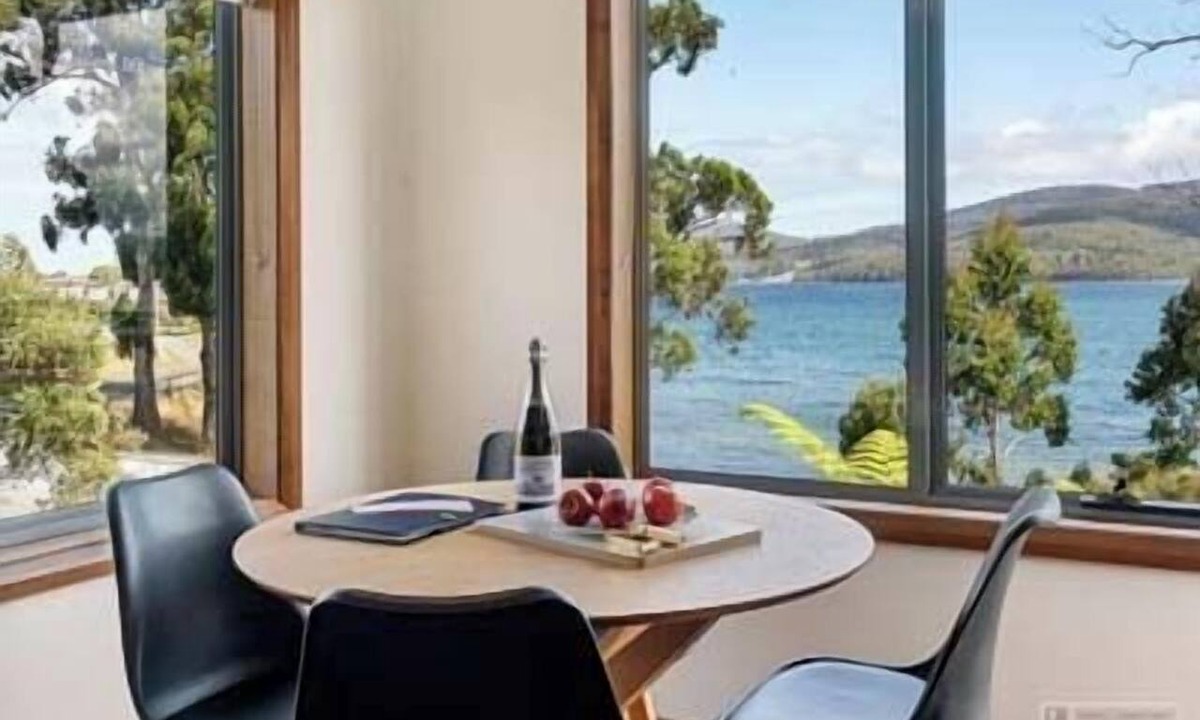 Dover Apartment | The Beach House- stunning views and private hot tub