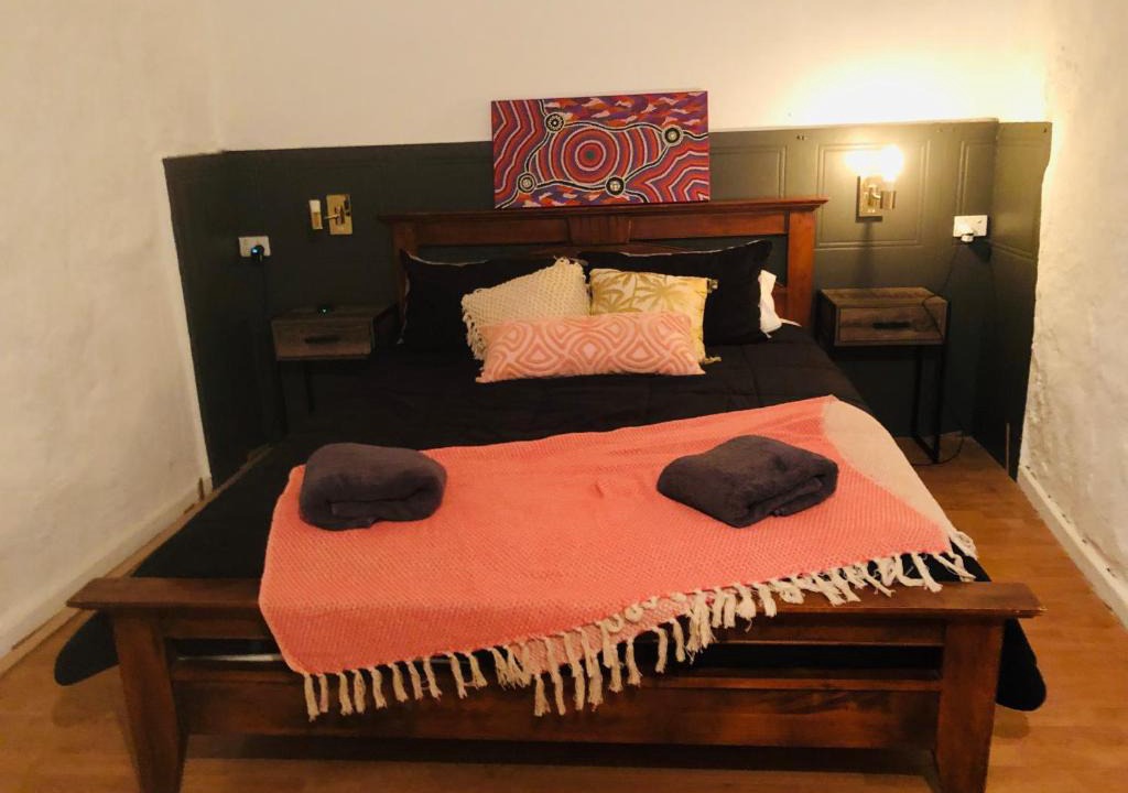 Coober Pedy House | The Blacklighters Opal Retreat-Undergound