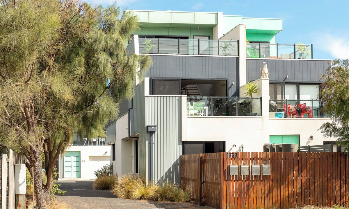 Capel Sound House | The Capel Sound Gem - Across the road to the Beach!