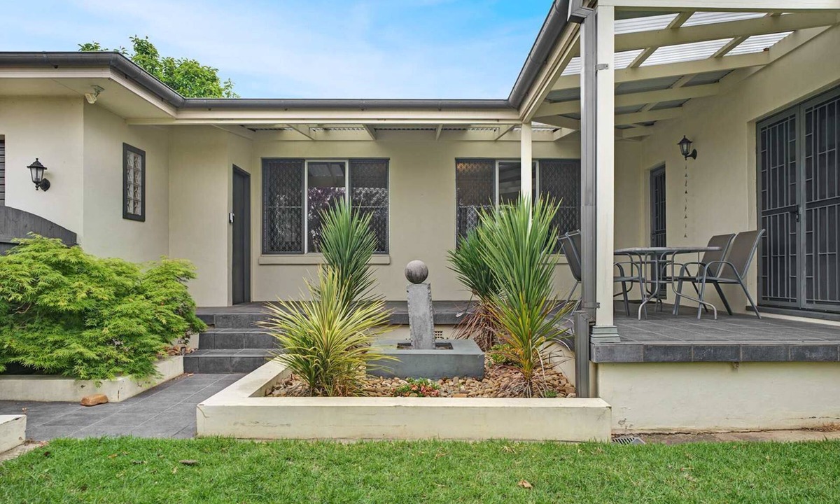 Glenroi House | The Caroline. Steps to CBD.