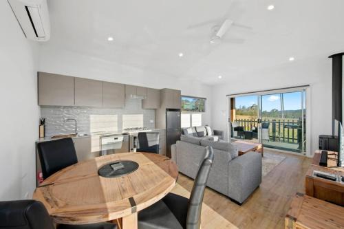 Lovedale House | The Chardonnay Villa at Molly Morgan Wines