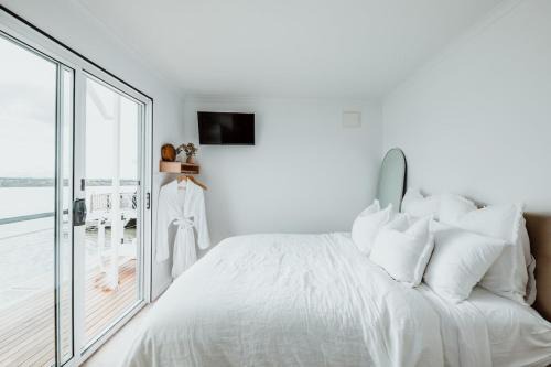 White Sands Boat Rental | The Floathouse - Floating tiny home on the Murray