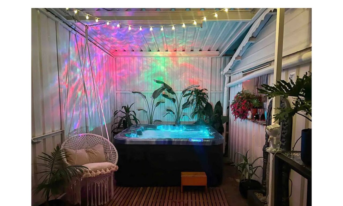 Seacliff Park House | The garden pool & spa house with ocean views. Sleeps up to 12 people in comfort.