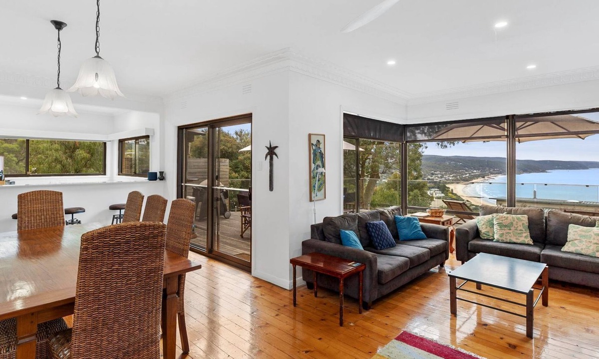 Lorne House | The George - Spacious With a View and Free WIFI