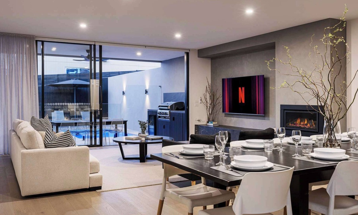 McCrae House | The Grey House - Luxe Entertainer with Heated Pool