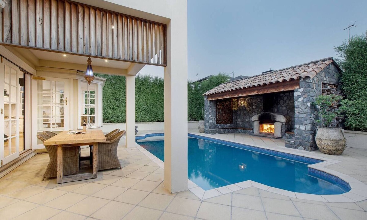 Reservoir House | The Hestia Exquisite Retreat with Pool and Sauna