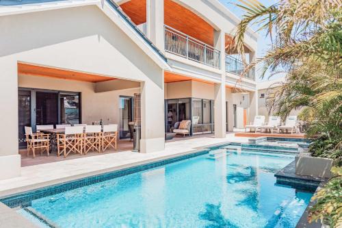 Iluka House | The Iluka Mirage - Sauna - Spa - Heated Pool - Fire pit - 5BR