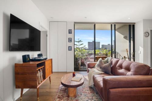Carlton Apartment | The Italian Library with Amazing Views and Free Parking