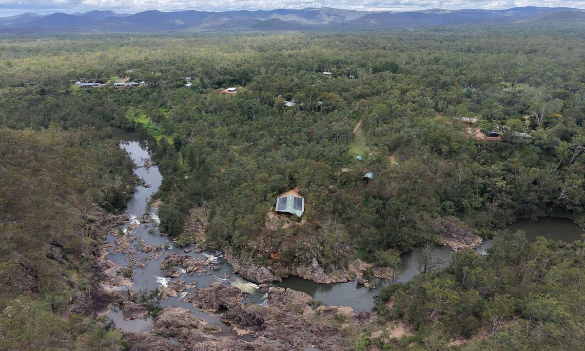 Millstream Cottage | The Lookout@RiverHaven ~ Private timber cabin, river views & huge swimming hole