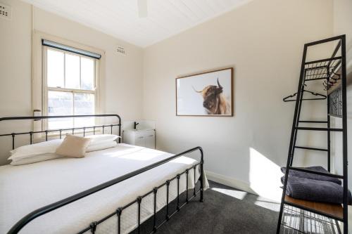 Adelong Hotel | The Middle
