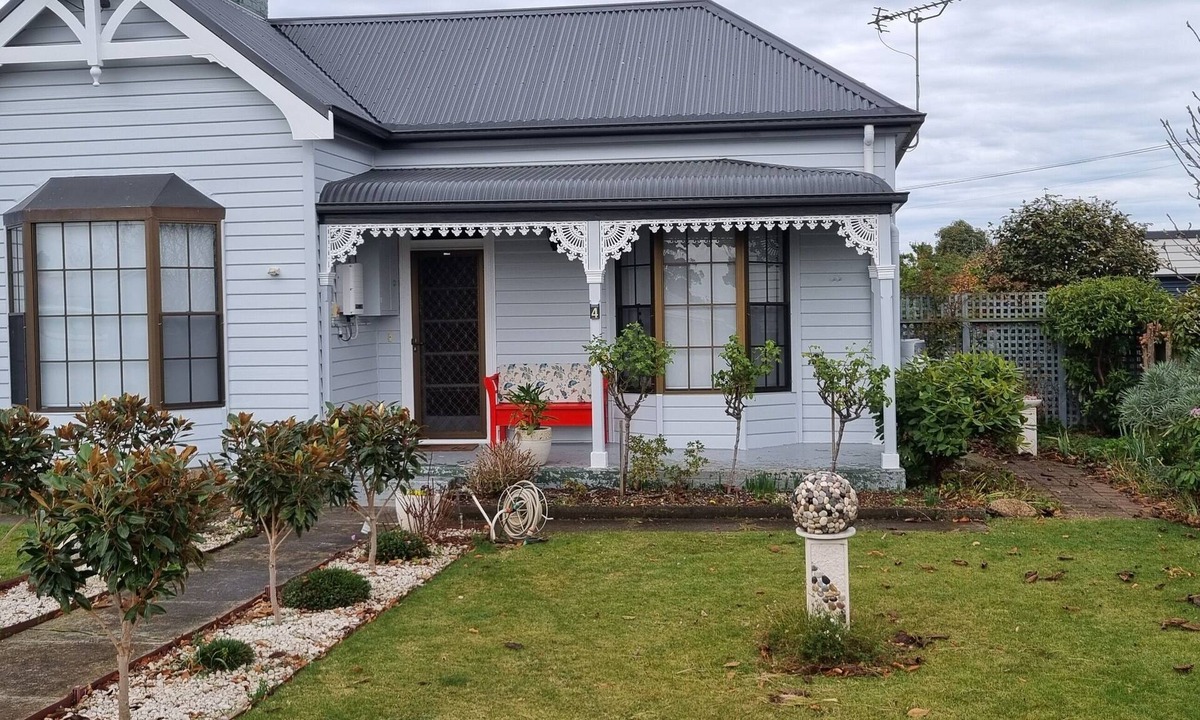 Ulverstone Apartment | The Red Door - 1 Bedroom Studio and Bfst