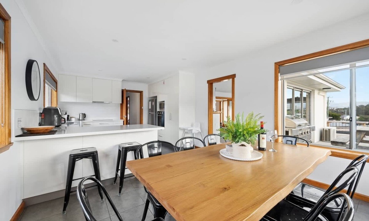 Warrane House | "The Residence" Sleeps 11. 10 min to Airport/CBD.