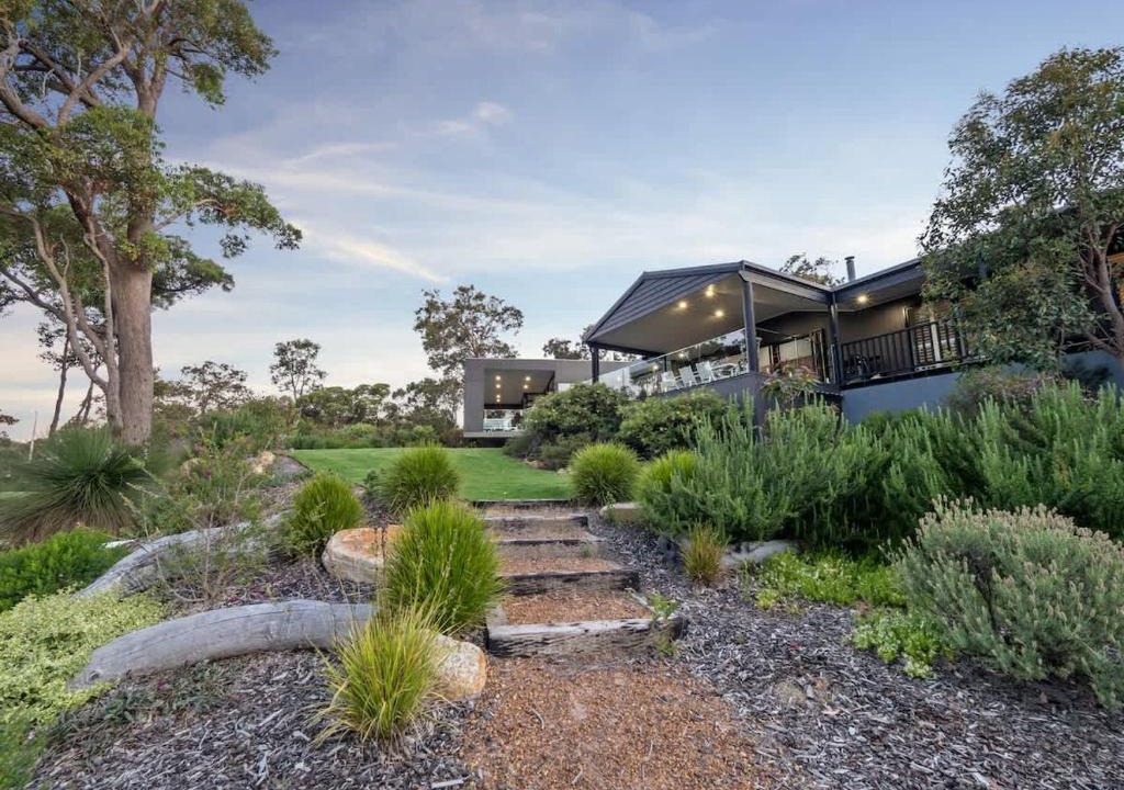 Quedjinup House | The Roo House - Sprawling Bushland Retreat near Town