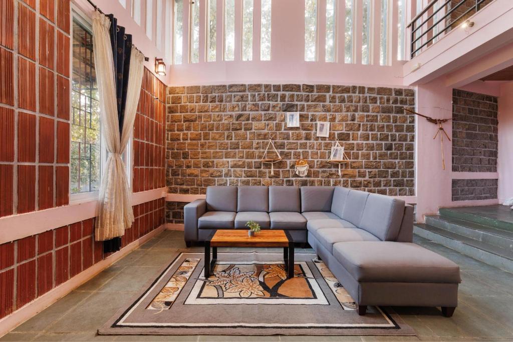 Hosur Villa | The Rustic Ridge Villa by StayJadePool1hr E-city