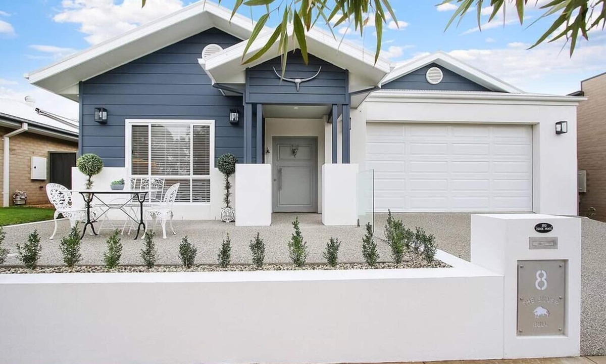 Yarrawonga House | The SilverBull Holiday House - 10 individual beds or 5 king beds