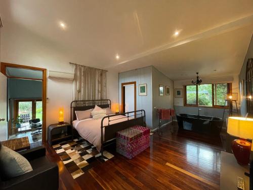 Dixons Creek Villa | The Studio - Yarra Valley