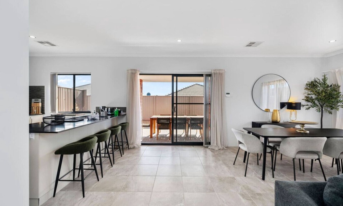 Alkimos House | The Sunlit Expansive Hideaway