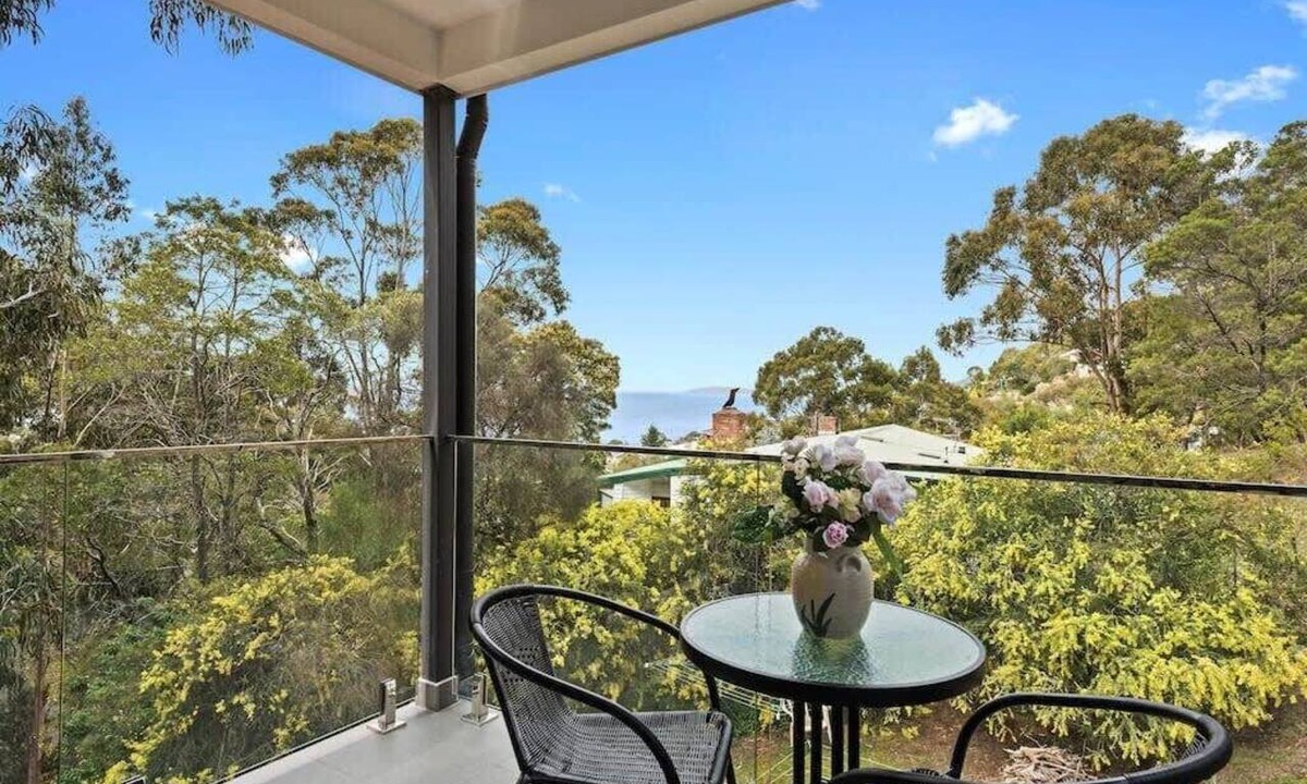 Taroona Apartment | "The Treetops Nest" self contained apartment