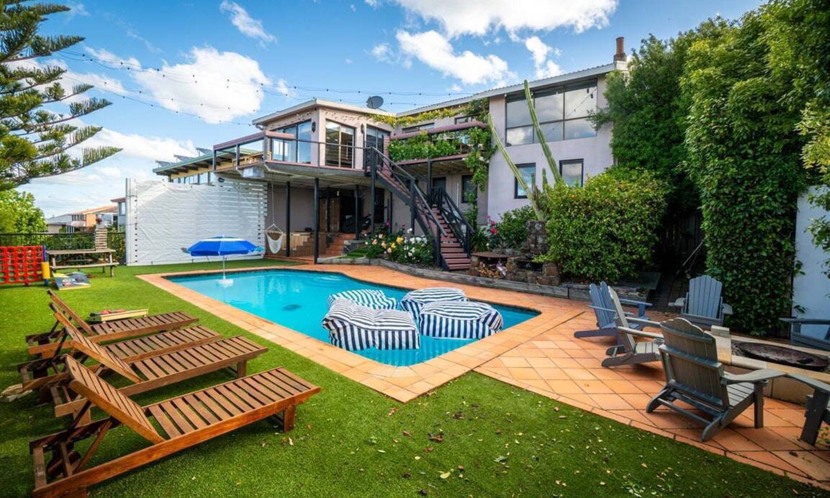Riverside House | The Yard - Comfortable Home in Riverside