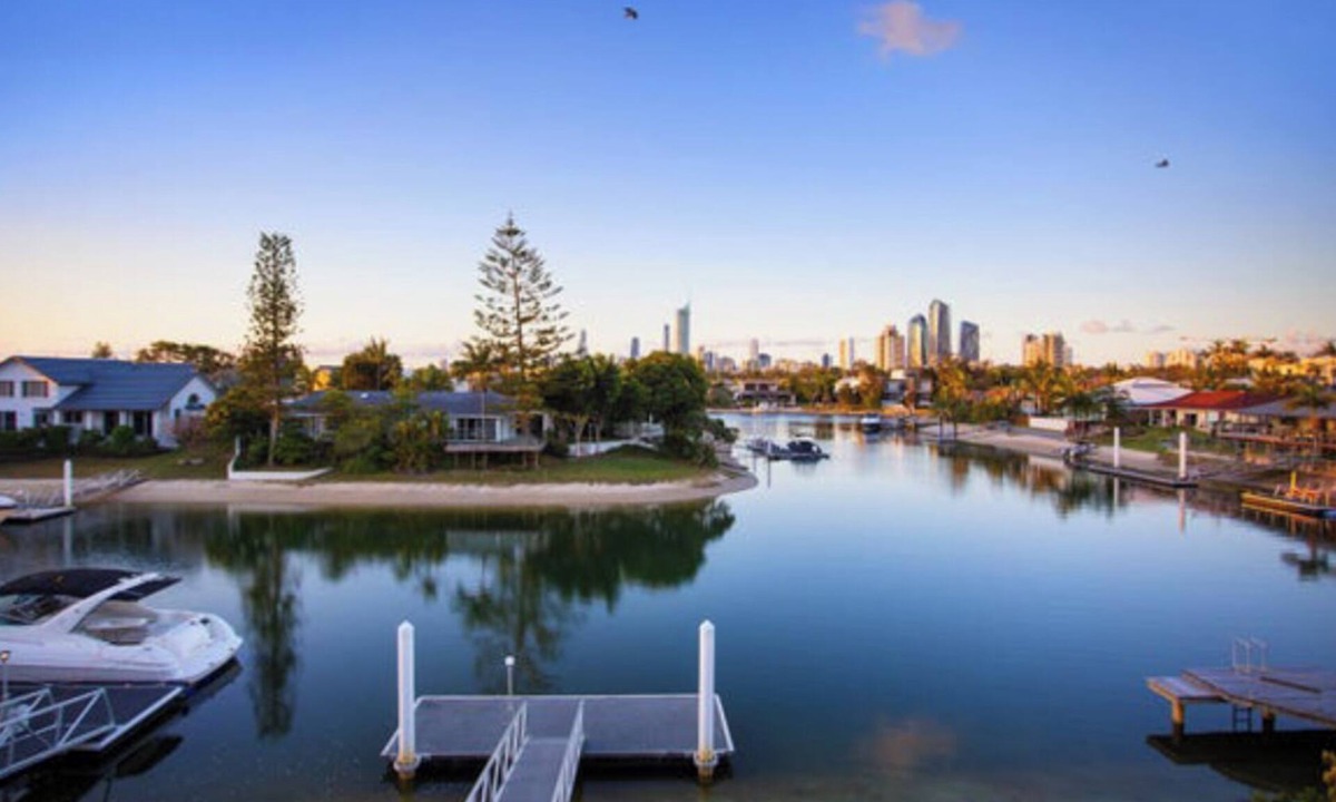 Broadbeach Waters House | This Waterfront has spa and two swimming pools in an architectural design.