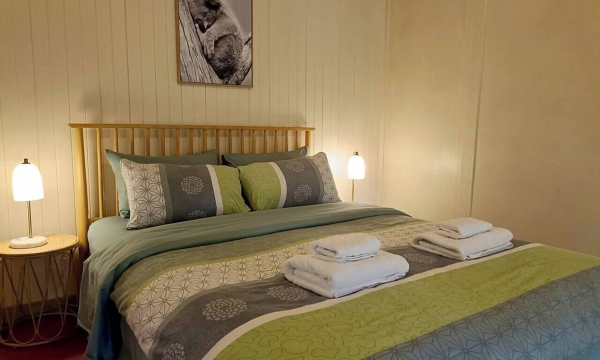 Kalimna Ski Chalet | TimberLoo Cottage 5 (1 Queen Bed) SPA & Wood Stove