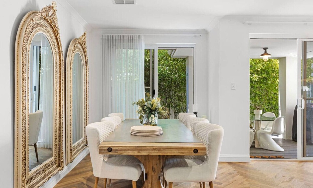 Karrinyup House | Timeless Getaway in Karrinyup