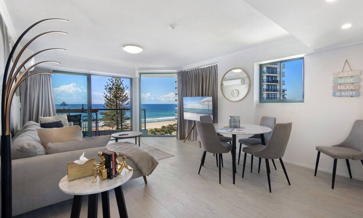 Surfers Paradise Apartment | Top floor unit 2 bedrooms - Direct Beach Access