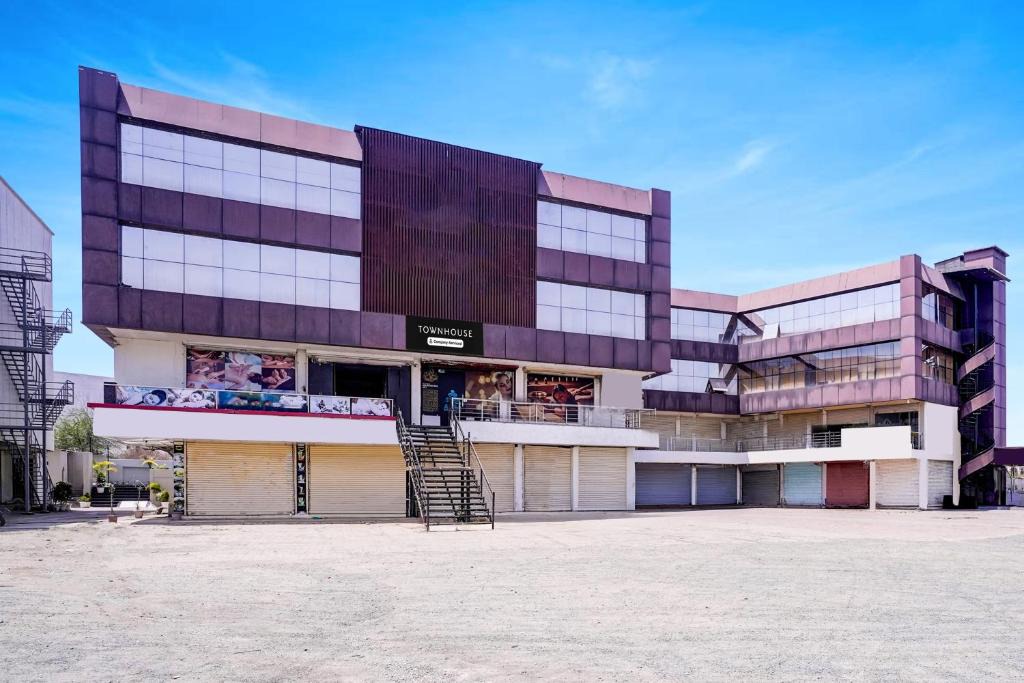 Rajpipla Hotel | Townhouse Garudeshwar Dutt Temple Formerly The Grand Unity