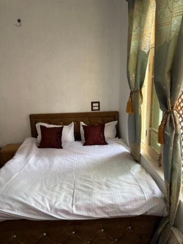 Srinagar House | Traditional Kashmiri Stay with Modern Comforts