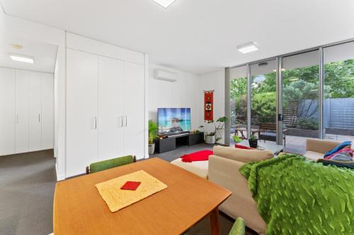 Phillip Apartment | Tranquil 1-Bed Apartment with Courtyard Pool BBQ