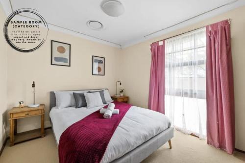 Milperra House | Tranquil Queen Room - Centrally Located at Milperra - Shared Bathroom