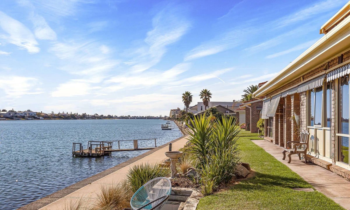 West Lakes House | Tranquil Waterfront Location