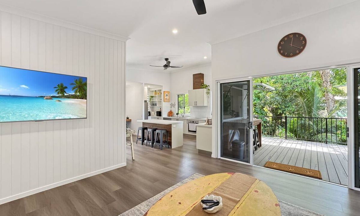Picnic Bay House | Tropic 21