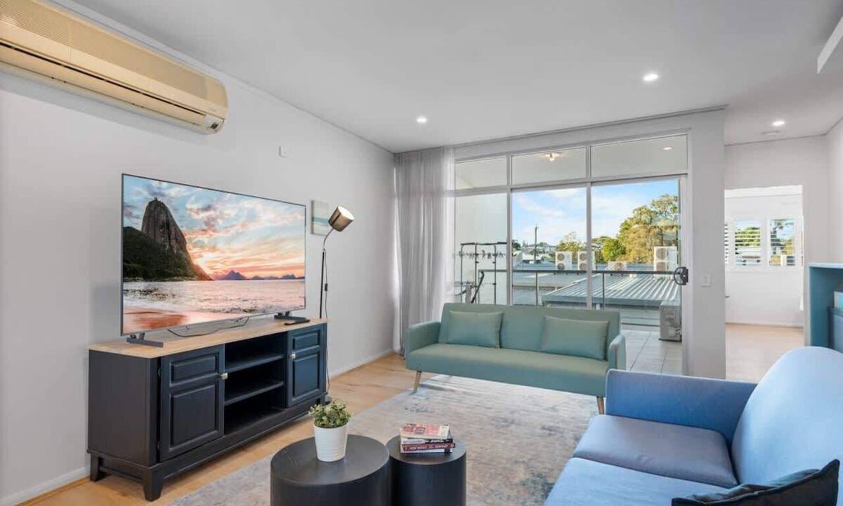 Bulimba Apartment | Tropical Bulimba 2BR Retreat | 2xParking & Netflix
