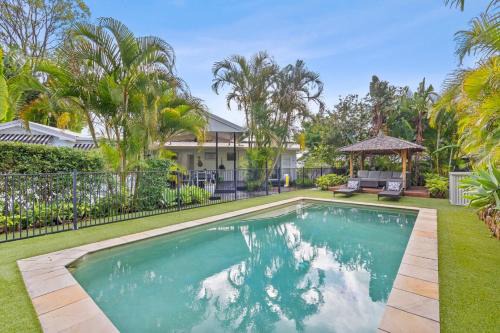 Ashmore House | Tropical Oasis: Heated Spa, Pool & Huge Decks